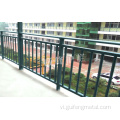 Balconies có hàng rào lan can bảo vệ